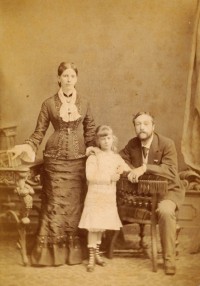 Pieter MG (1845-1892) en Clasina Theresia de Bie Luden (1845-1879) en hun dochter Gijsberta Johanna (1873-1947)